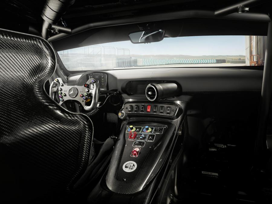Торпедо Mercedes-AMG GT4 (C190) 2020 года  (фото 3 из 7)